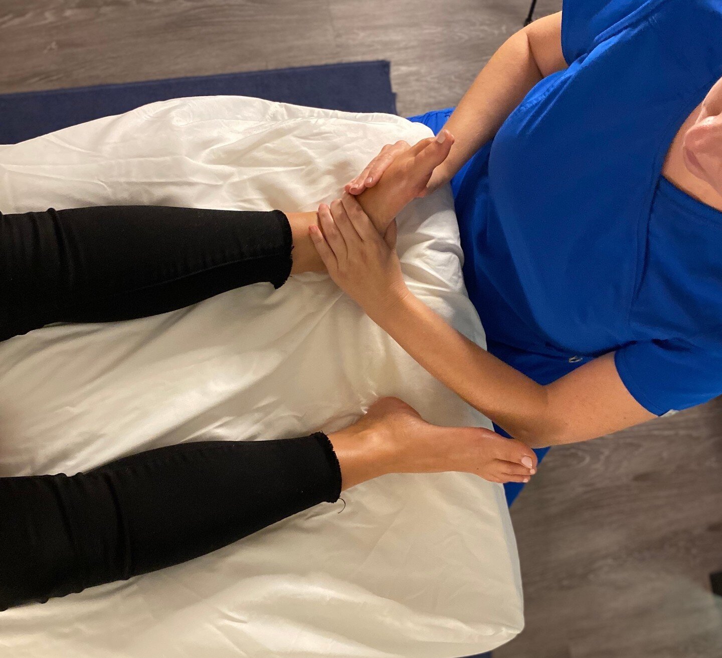 Have you ever had your feet massaged and it felt like your whole body relaxed? Sometimes a quick 30 minute massage is all you need. Book 30 minute in office massages on our website www.womeninselfhealing.com!⁠
⁠
⁠
#footreflexology #reflexology #theze